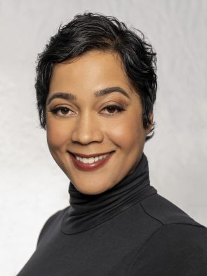 Roxanne Taylor Headshot 02.2020_SM (1)